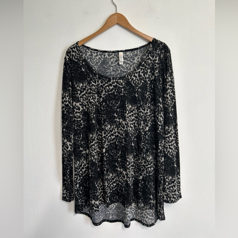Lularoe Women's 2X Animal Print‎ Top Gray Black Long Sleeve Stretch Yoga Casual